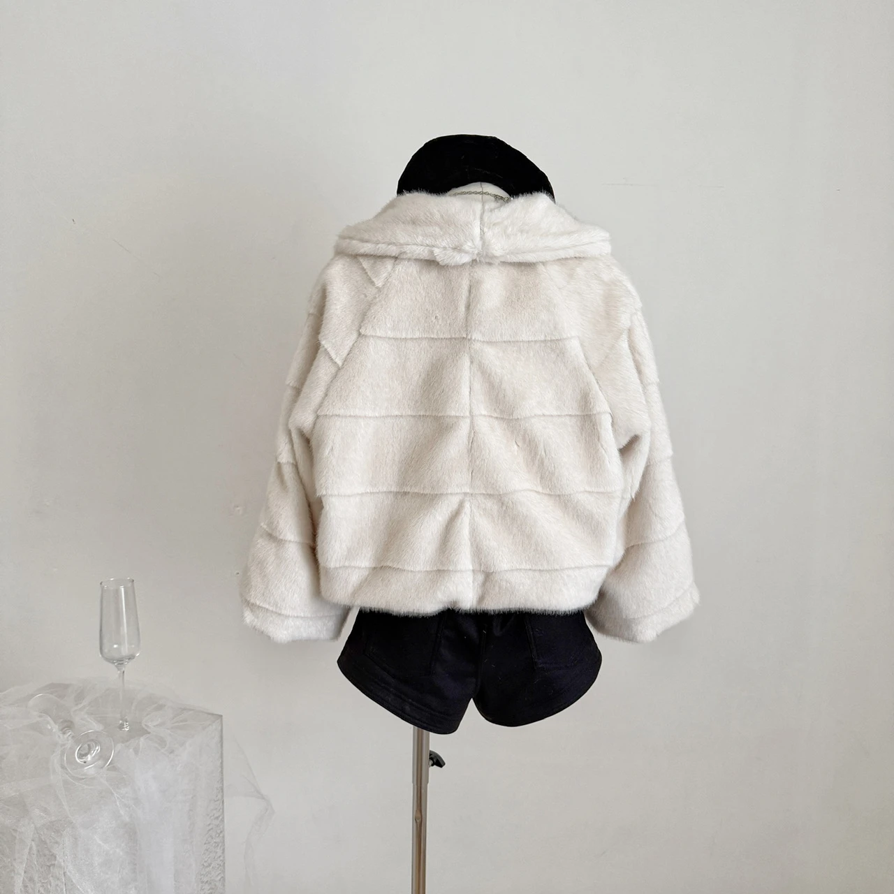 เสื้อโค้ทขนเฟอร์เทียมสำหรับผู้หญิง สไตล์หรูหรา แขนยาว ปกพับได้ ทรงหลวม สีพื้น สำหรับฤดูใบไม้ร่วงและฤดูหนาว