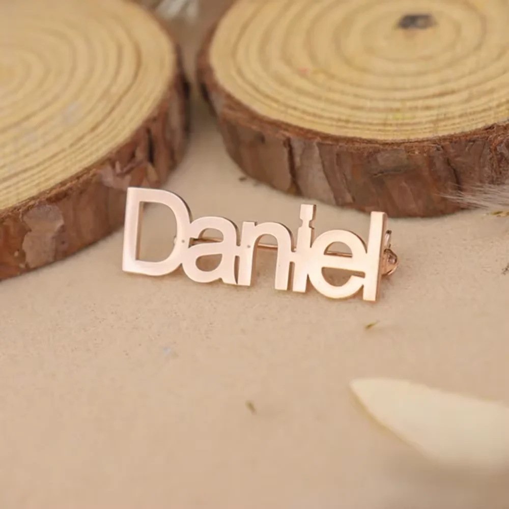 اسم مخصص دبوس بروش الفولاذ المقاوم للصدأ اكسسوارات شعار مخصص شخصية الطفل دبابيس مجوهرات النساء الرجال شارة هدية عيد ميلاد