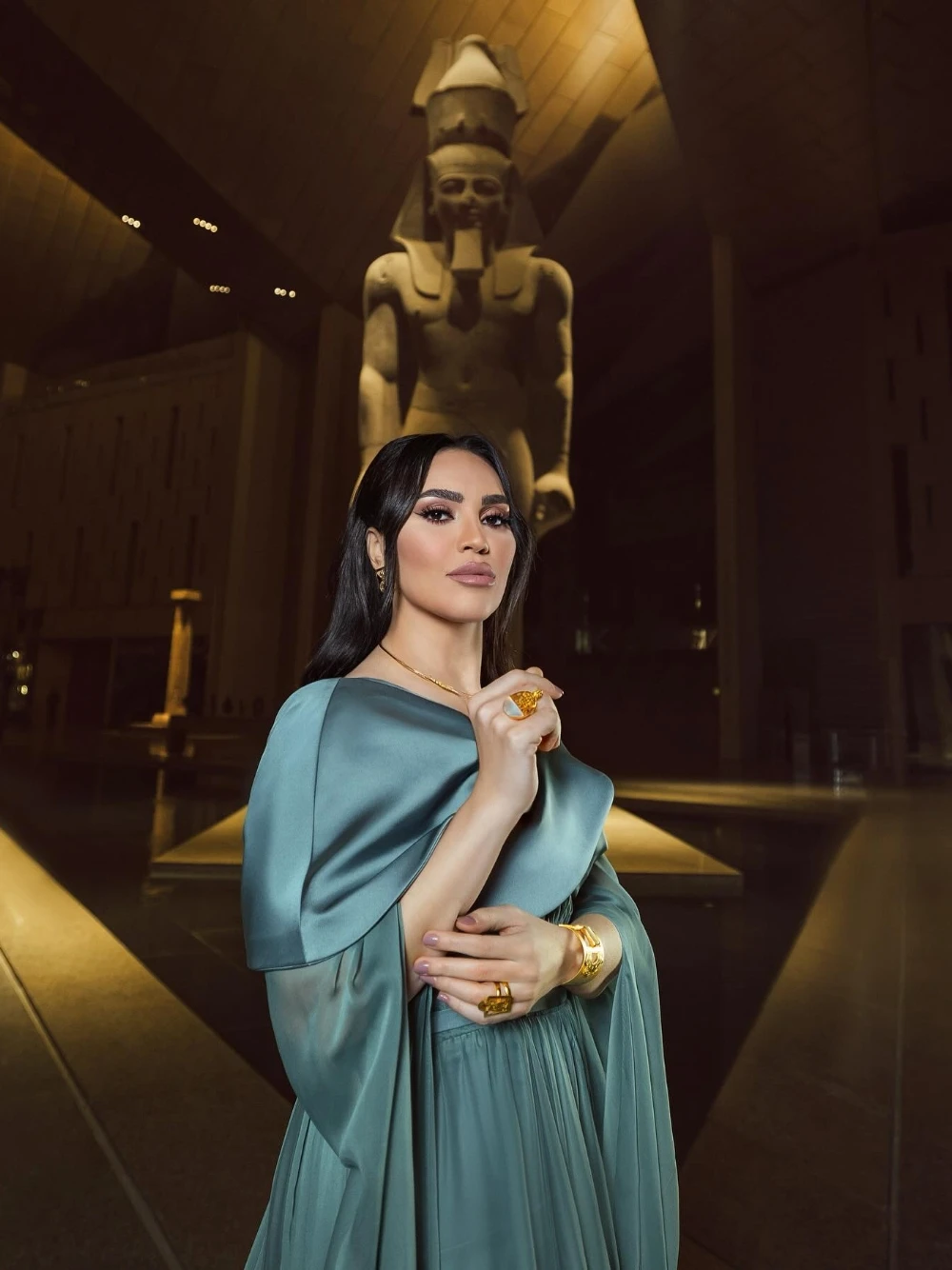 ชุดราตรีสไตล์อียิปต์โบราณสีเขียวอมฟ้า แขนเคป จับจีบ สง่างาม แบบอาหรับ พร้อมชายกระโปรงยาวแบบดราม่า สามารถสั่งตัดได้