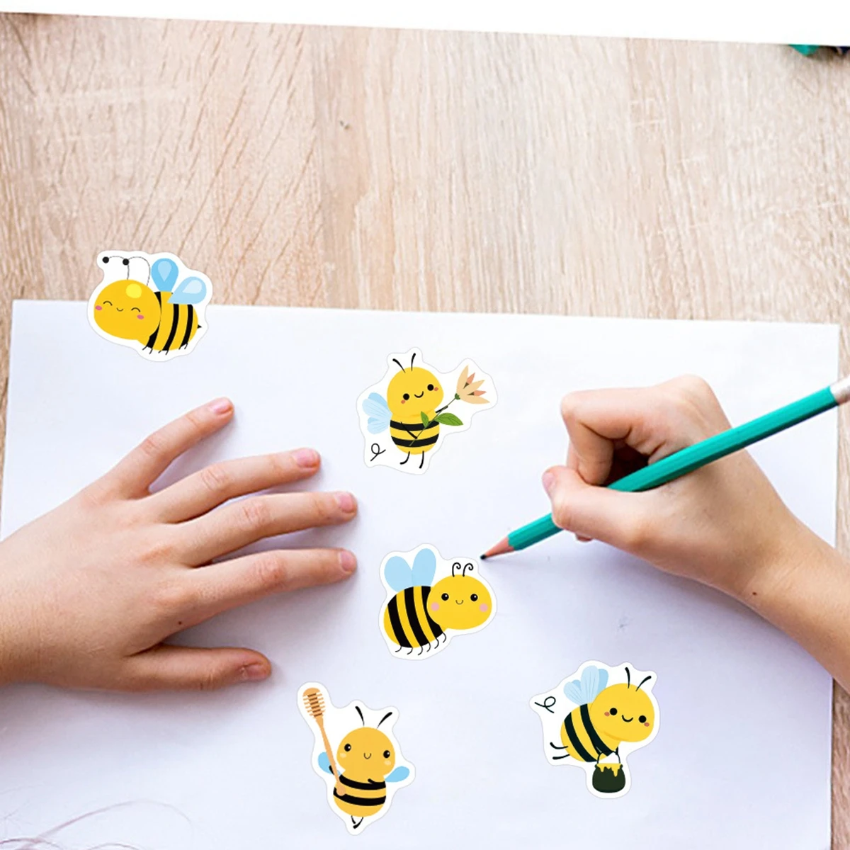 500 Pcs/roll Bee Stickers Teacher Reward Stickers Cute Animal Stickers School Supplies Incentives Roll Sticker