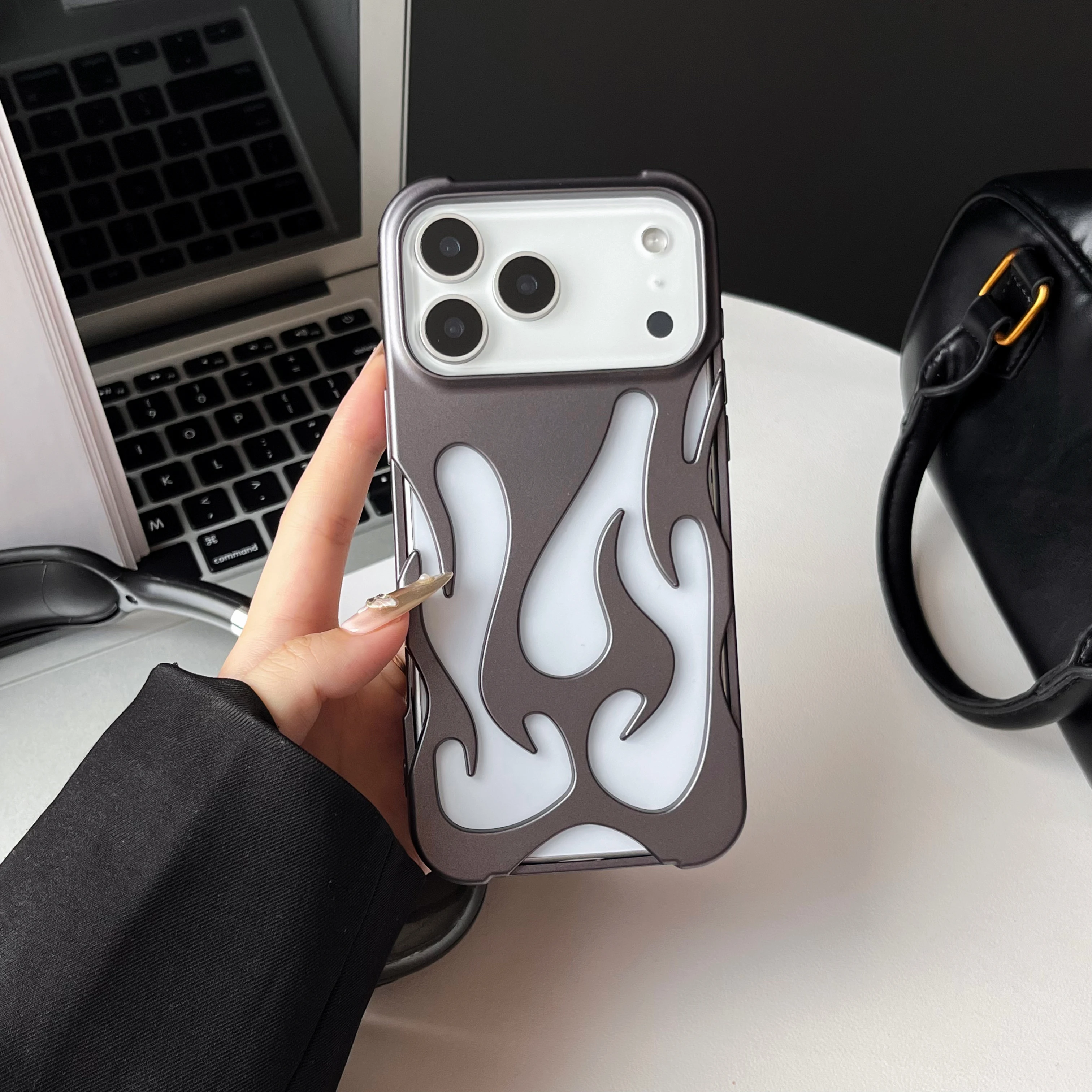 Luxuriöse 3D-Flammenmuster Hohle Schlanke Handyhülle für iPhone 18 17 16 15 14 13 12 11 Pro Max Air Stoßfeste Schutzhülle – Detail 2