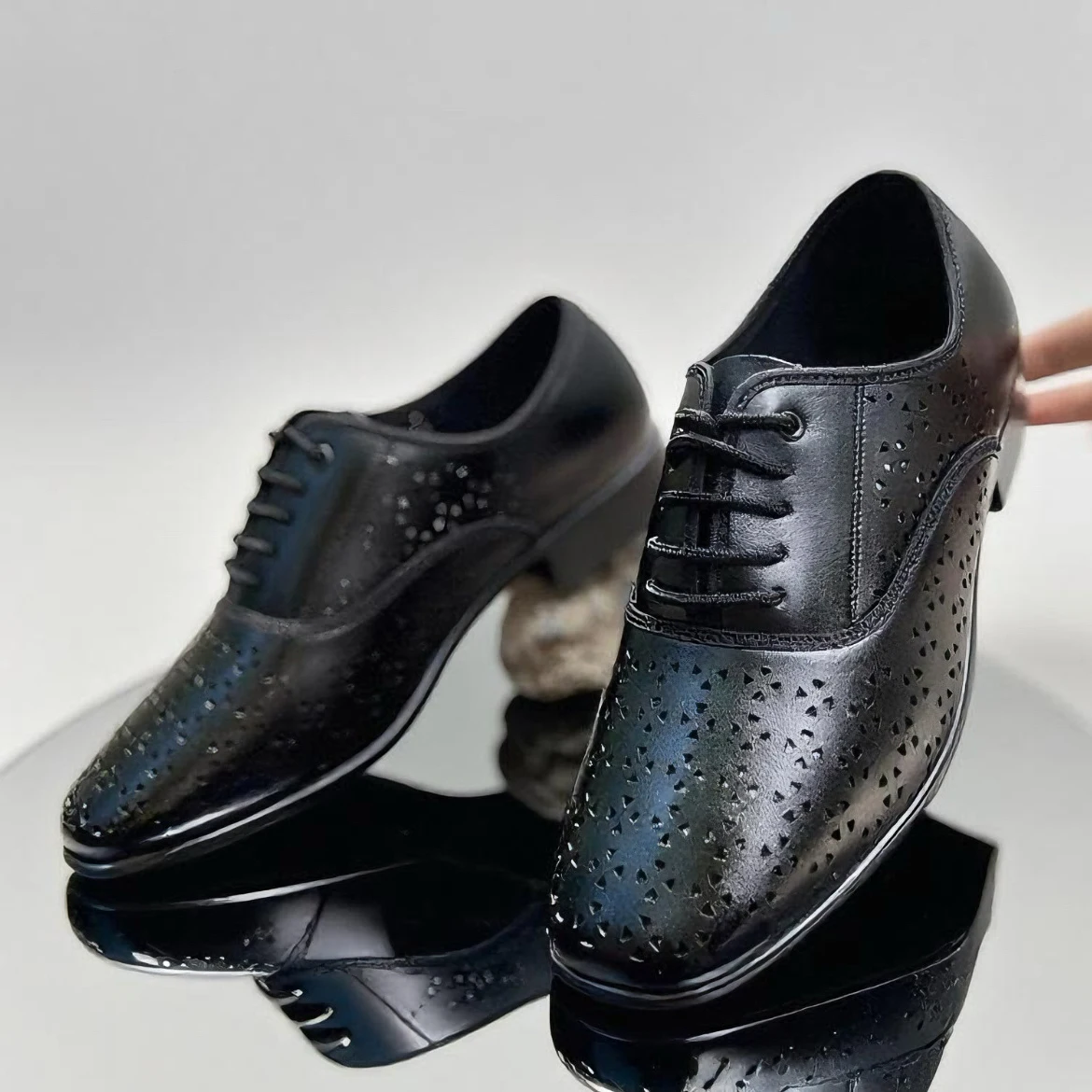 

2025 Новые полые кожаные танцевальные туфли, мужские летние танцевальные кроссовки, мужская обувь для латинских танцев, мужская современная обувь для джазового вальса, бальных танцев