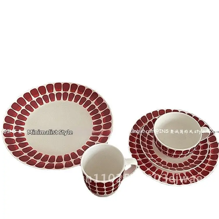 

Финский 24-часовой красный средневековый керамический набор посуды - 8-дюймовая тарелка, 10-дюймовая чаша, кофейная чашка и блюдце, кружка для молока для западного столовой