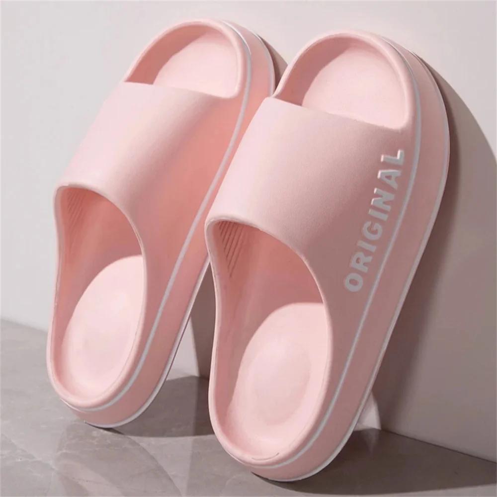 Sandal kamar mandi wanita, sandal pasangan, sepatu huruf Ultra ringan sederhana, sandal lembut Anti Slip, sandal kamar panas, sandal pantai sol tebal untuk pria dan wanita