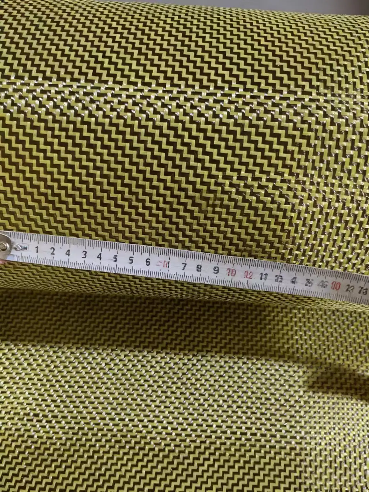 

1100D /3K 200gsm Yellow Kevar & Carbon fibermixed Fabric W pattern Carbon Kevlar Cloth 100cm*100cm roll up
