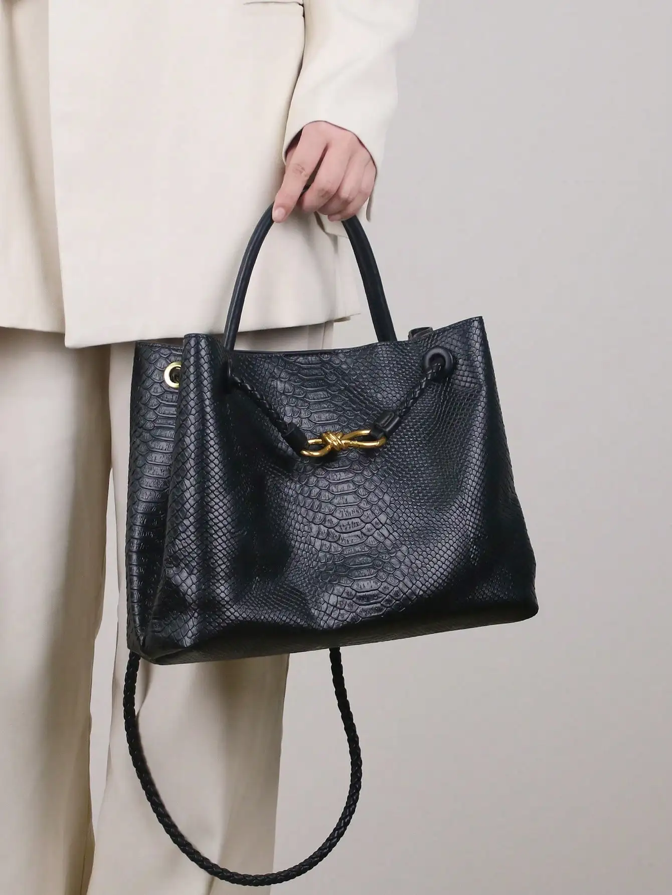 2026 Europäische und Amerikanische Mode Neue Retro-Handtasche Nischendesign Metallseilschnalle Große Kapazität Geflochtene Handtasche Freizeit-Schultertasche – Detail 2