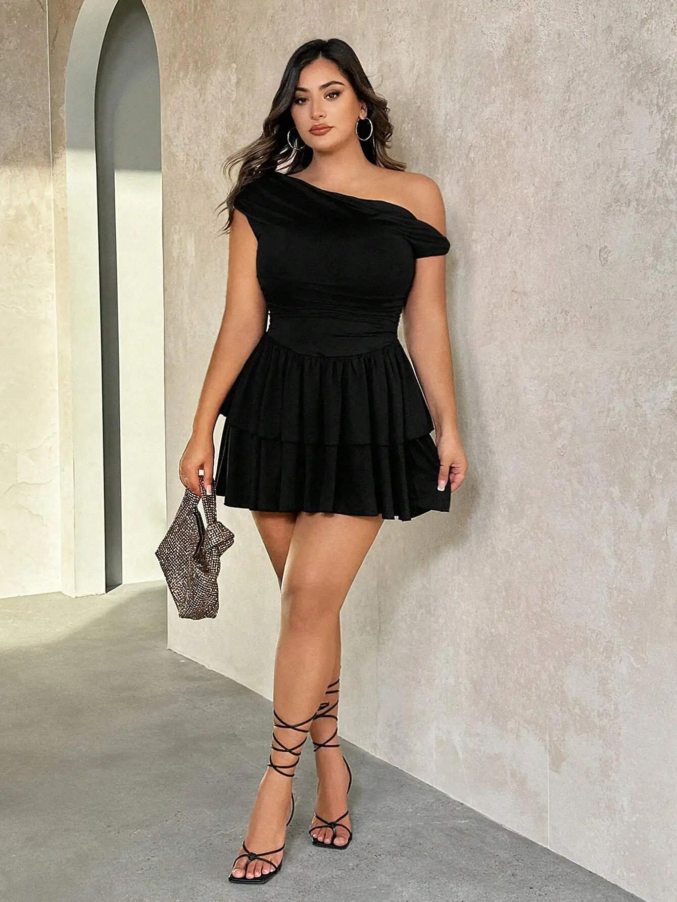 

Черное мини-платье больших размеров с открытыми плечами, драпировкой и многоярусной юбкой для летних вечеринок и выходов в свет