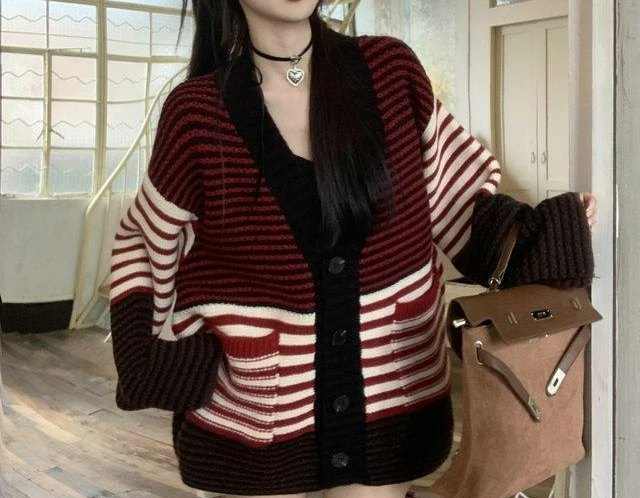 

Lazy Style Contrasting Striped V-neck Cardigan Pocket Knitted Sweater for Women Loose and Slimming Top for Autumn and Winter