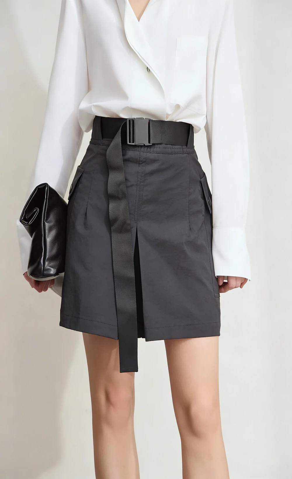 Damen High-Waist A-Linien-Shortsrock mit verstellbarem Gürtel, Seitentaschen & Schlitz am Saum – Schwarzes, vielseitiges Outfit für die legere Bürodame – Detail 3