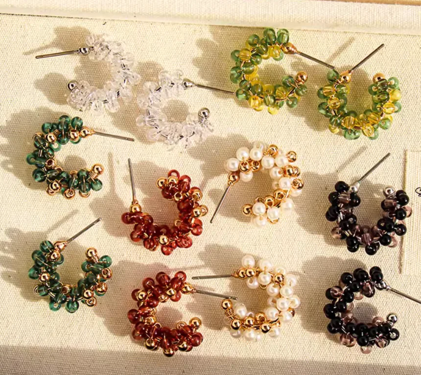

Foreign trade jewelry niche temperament Pearl braided C-shaped earrings luxury high-grade colored beaded round earrings.