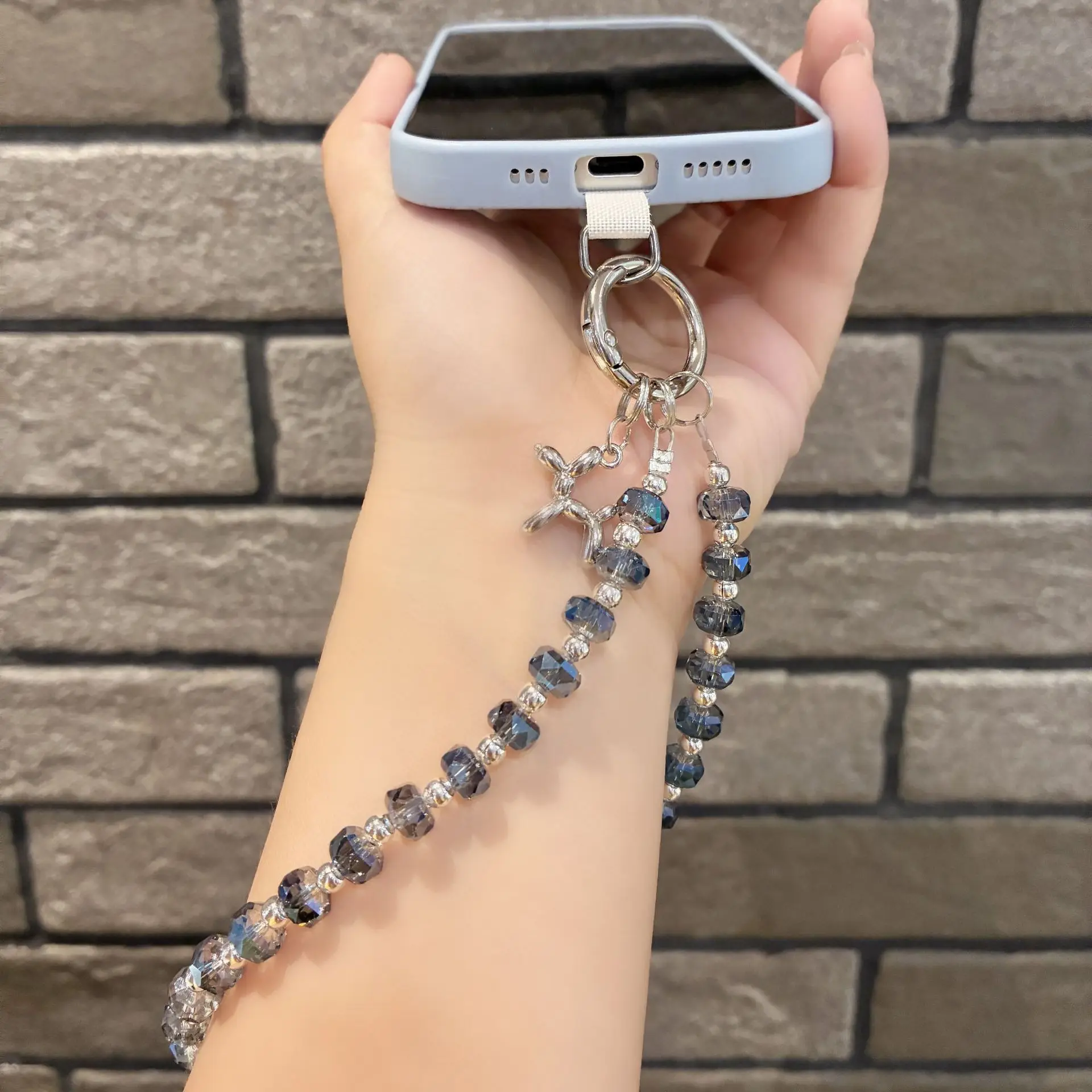 

Элитный браслет-цепочка для телефона ручной работы с коротким кристаллическим кулоном в виде капли воды – модный аксессуар для ношения на руке