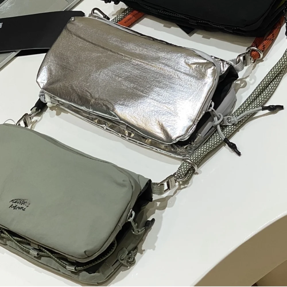 حقيبة زجاجات مياه محمولة للتنقل، حقيبة كتف صغيرة عصرية من مادة النايلون، حقيبة يد ناعمة للشباب البالغين