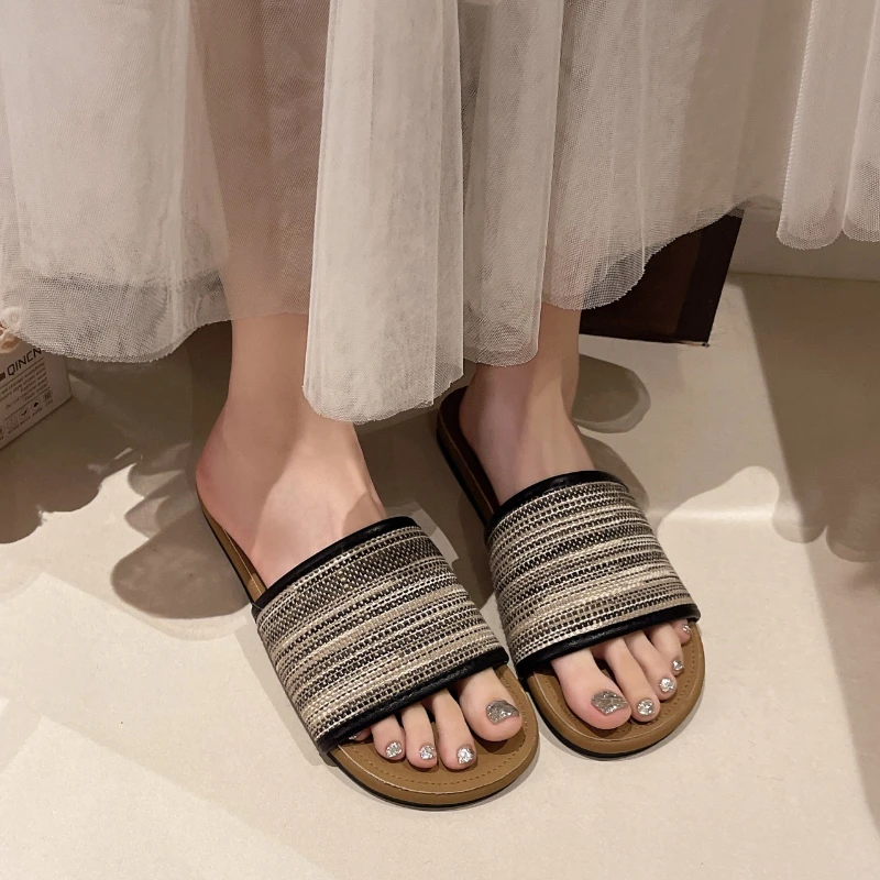 Französische Mode Damen Gewebte Pantoffeln 2026 Sommer Neu Flacher Boden Bestickte Weiche Sandalen Bequeme Atmungsaktive Offene Zehenschuhe