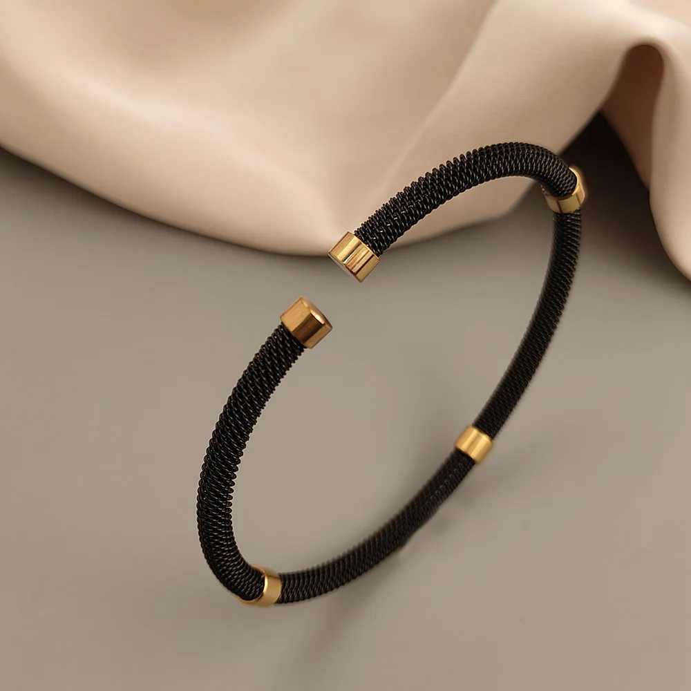 

Exquisite classic cylindrical pattern bracelet, women's cuff bracelet, golden stainless steel, hand decoration gift