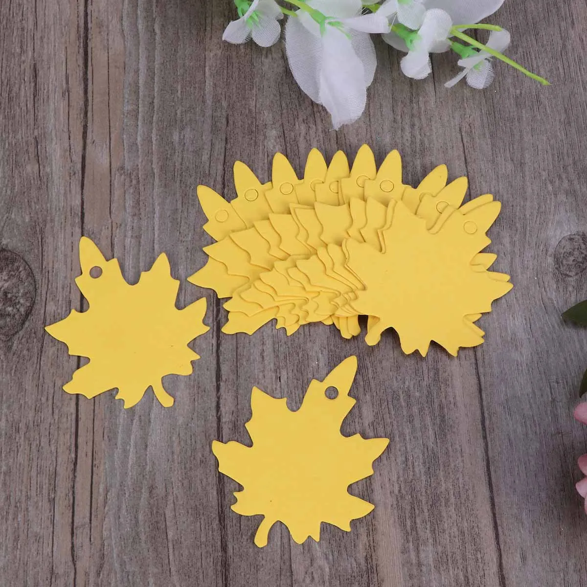 

180Pcs Kraft Paper Maple Leaves Hanging Tags Colorful String Thanksgiving Autumn Party Wedding Christmas Gift Decorations