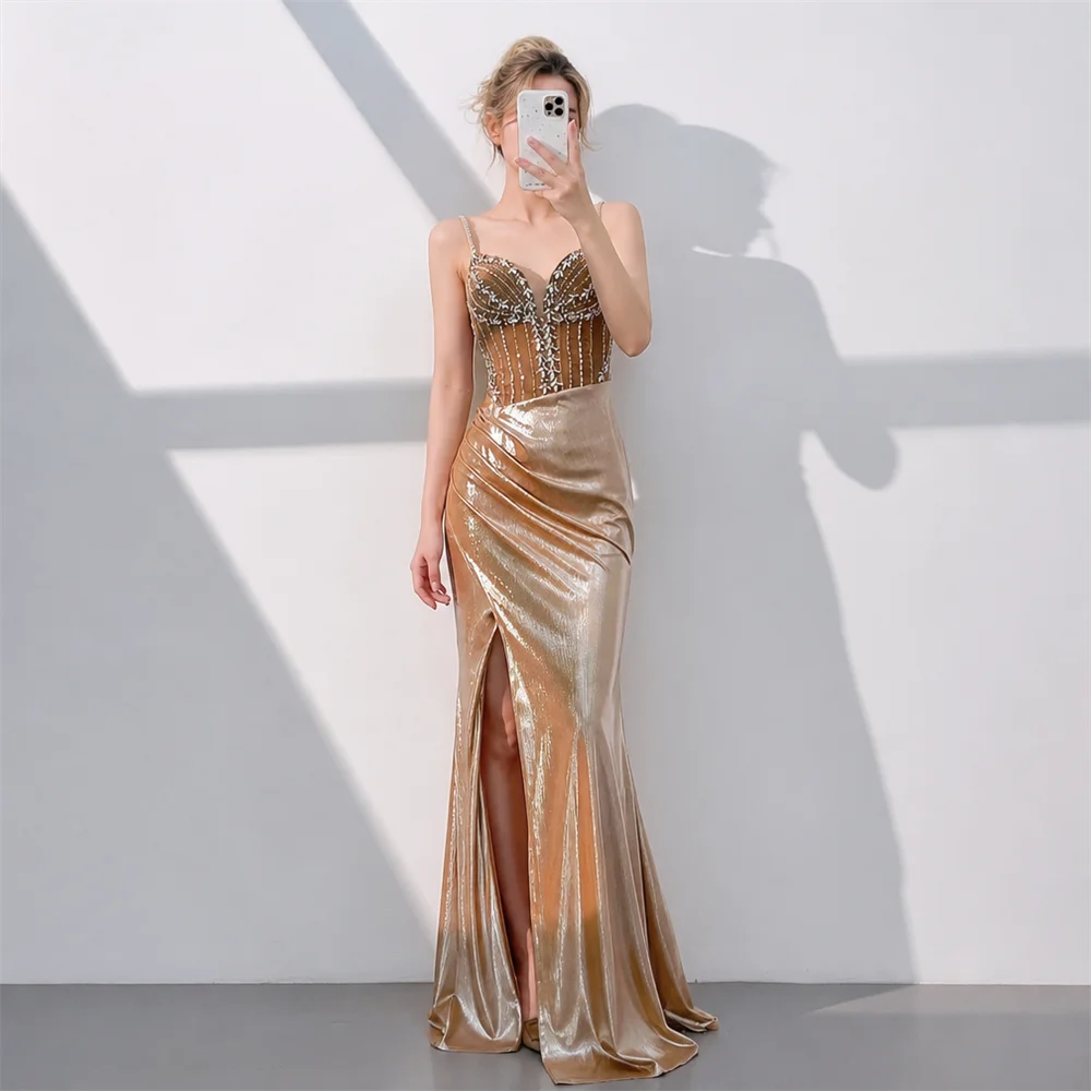 Goldenes Korsett-Abendkleid mit Herzausschnitt, perlenbesetztem Oberteil, gerafftem hohem Schlitz, bodenlang, metallisches Party-Maxikleid