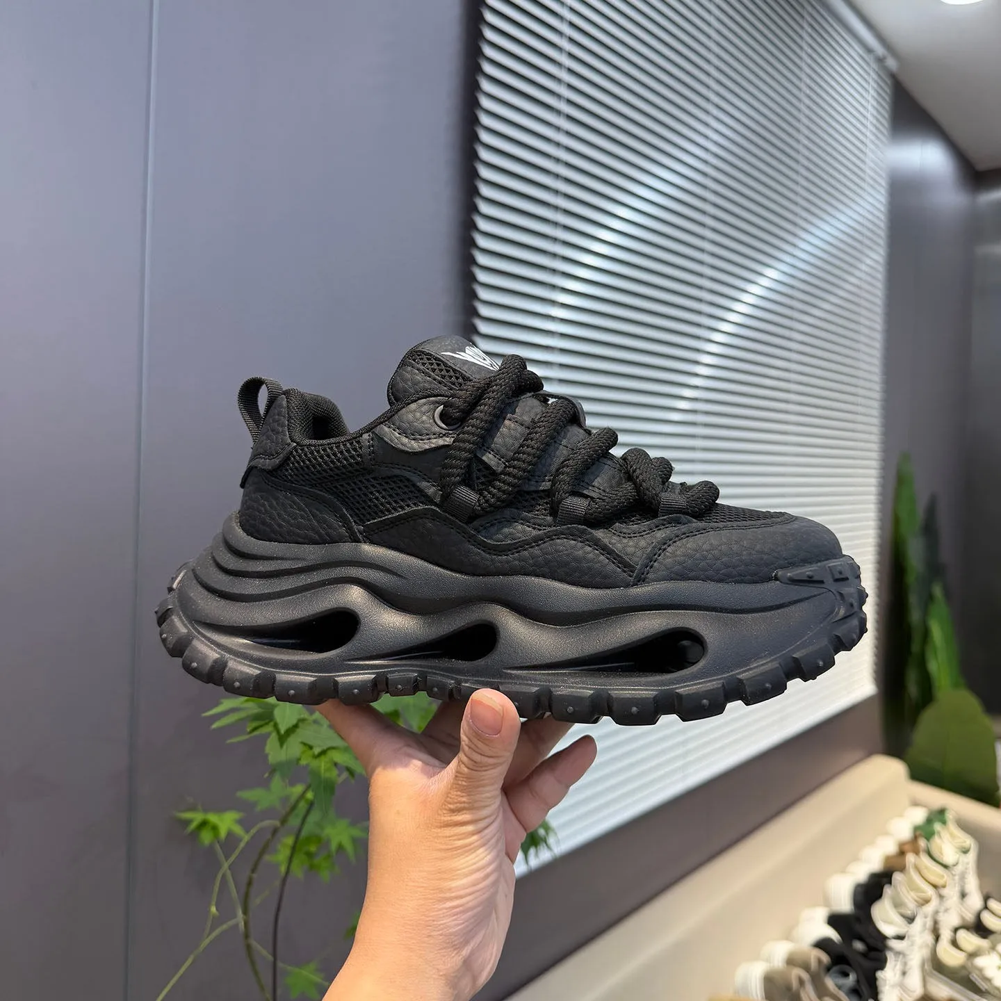 Herren-Sneaker mit dicker Sohle und perforiertem Design, mit dicken Seilschnürsen, Obermaterial aus Mesh-Gewebe und genarbter Textur für Atmungsaktivität und Komfort, dicke Sohle zur Erhöhung der Körpergröße, rutschfestes und verschleißfestes Design mit grobem Zahnmustermuster, trendiger Street-Style, geeignet für verschiedene Alltagstouren, Einkäufe und andere Anlässe. – Detail 7