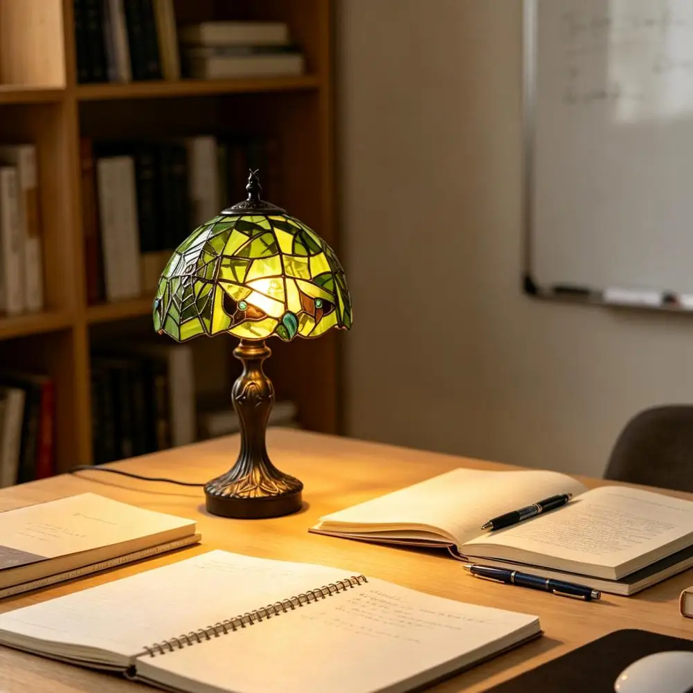 Retro Green Stained Glass Desk Lamp Hand-Carved Resin Base Vintage Tiffany Style Table Light Decorative Ambient Lighting
