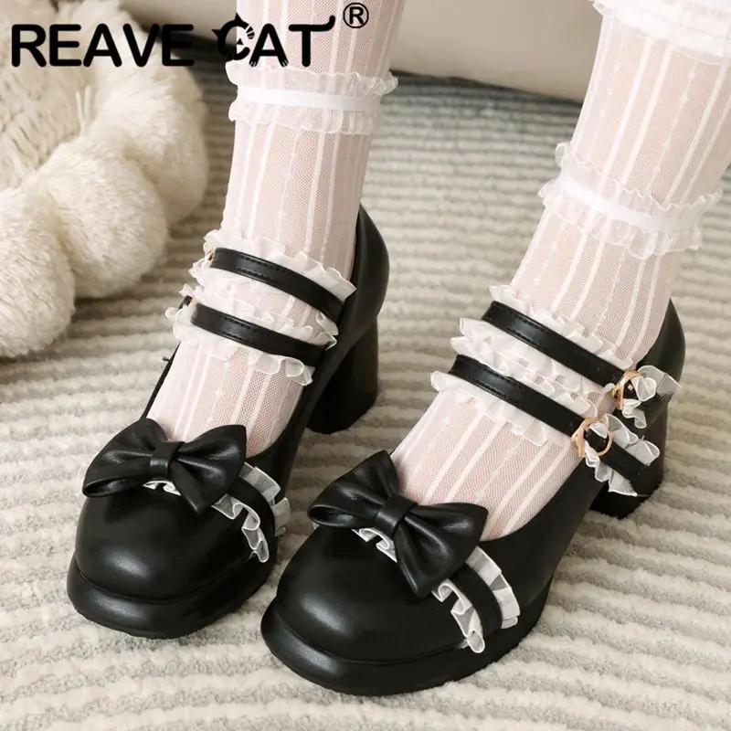 

Женские туфли на блочном каблуке REAVE CAT, милые туфли-лодочки с круглым носком и ремешком с пряжкой и бантом, Лолита, размеры 41, 42, 43
