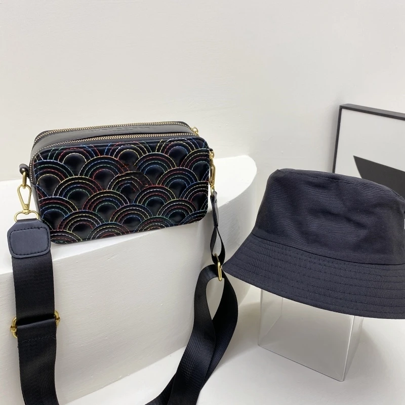 Crossbody Bag with hat Light Luxury Chain Bag Embroidered Thread Heart-shaped Women's Bag 2025 New Model Designer Handbag