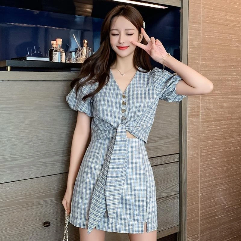 

Модный женский летний комплект 2026: рубашка в клетку с V-образным вырезом и юбка с разрезом — шикарный наряд для офиса и отпуска