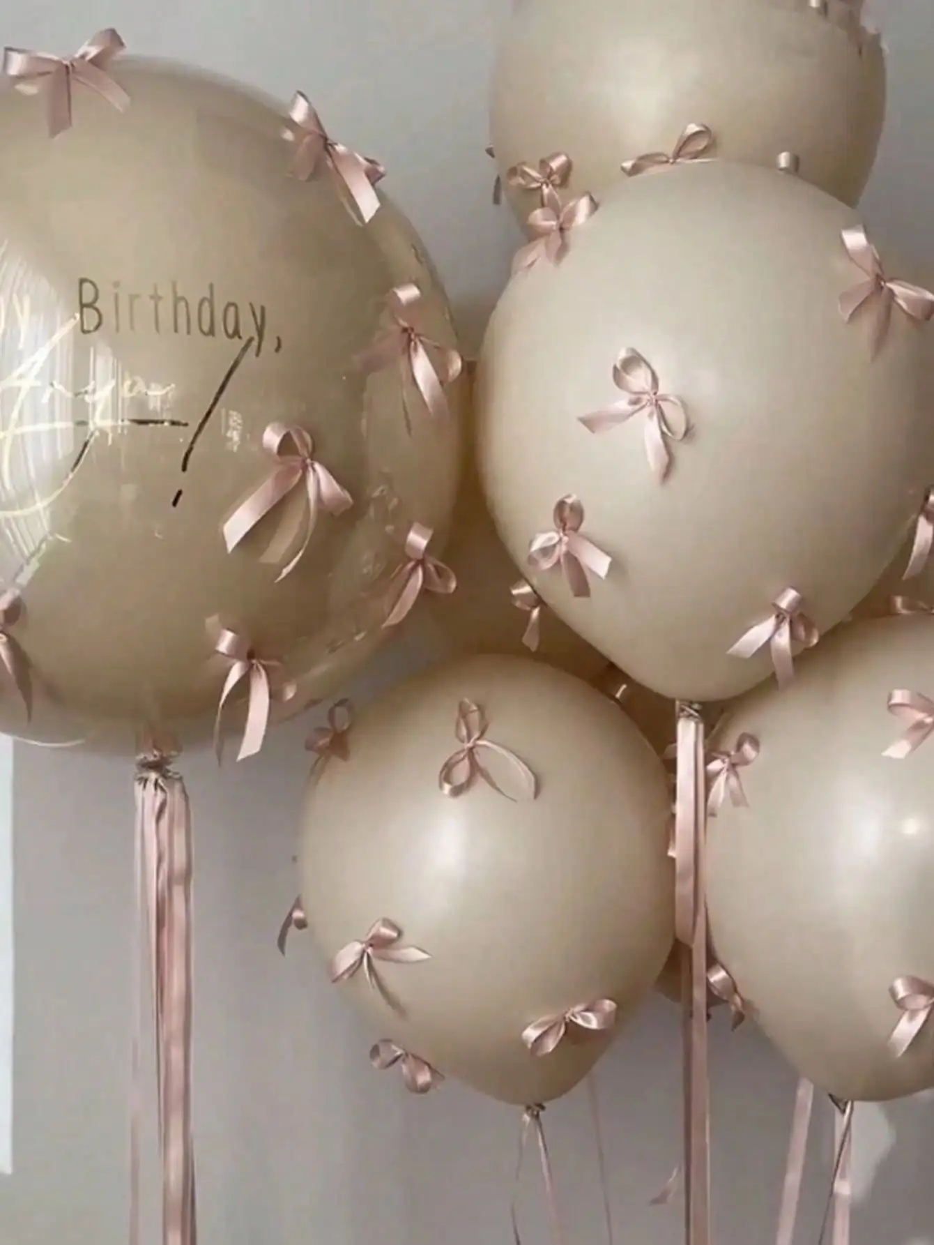 بالونات لاتكس بيضاء رملية مقاس 12 بوصة مع عقدة فراشة ديكور أسلوب بسيط ولطيف لعيد الميلاد وحفلات الزفاف وديكور حفلات الأعياد