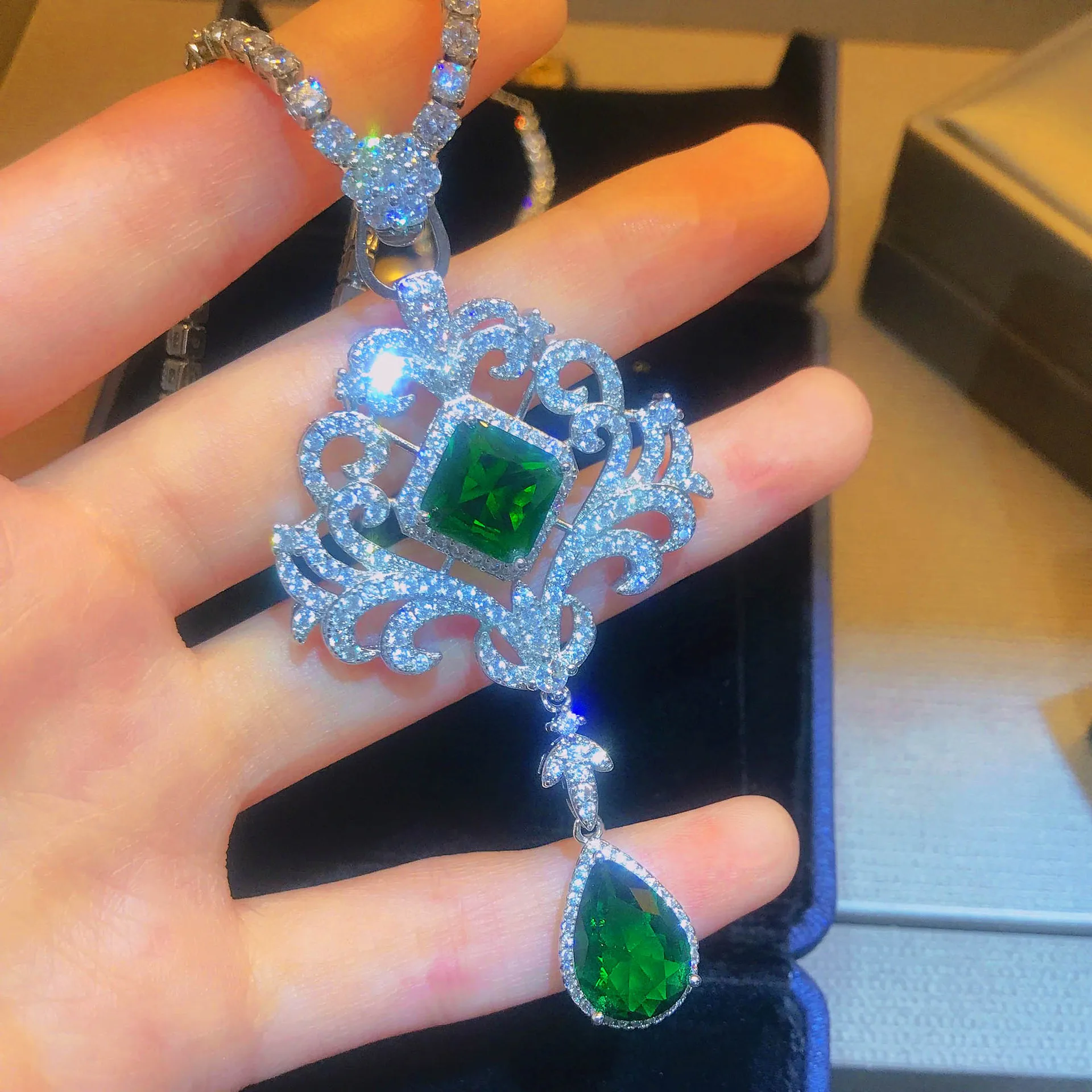 Foydjew Luxury Temperament Simulation Emerald Pendant Micro-inlaid Full Zircon Hollowed Water Drop-shaped Necklaces For Women