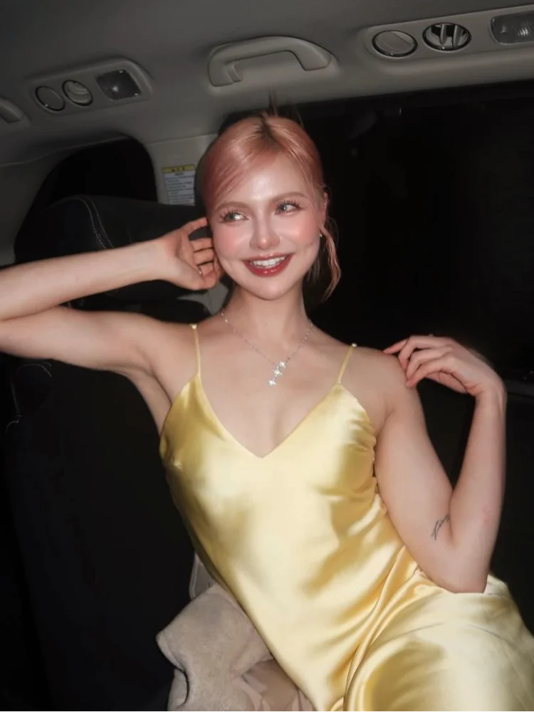 مثير الساتان الأصفر الخامس الرقبة المرأة فستان بكتافة شيك بلا أكمام عارية الذراعين سليم هيم فساتين متوسطة الطول الصيف الإناث عطلة رداء 2025