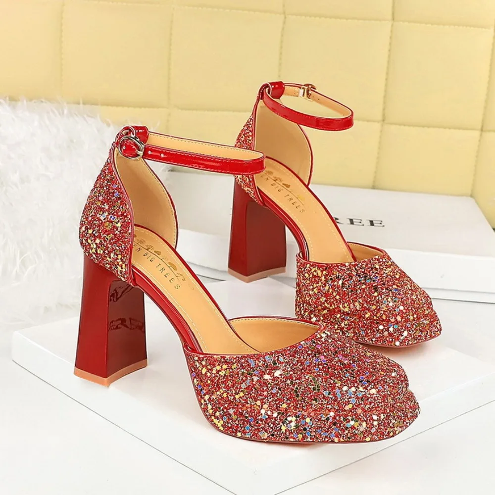 

Офисные женские блестящие туфли с квадратным носком и пряжкой на щиколотке, на массивном глянцевом блочном каблуке, вечерние, свадебные, модельные туфли