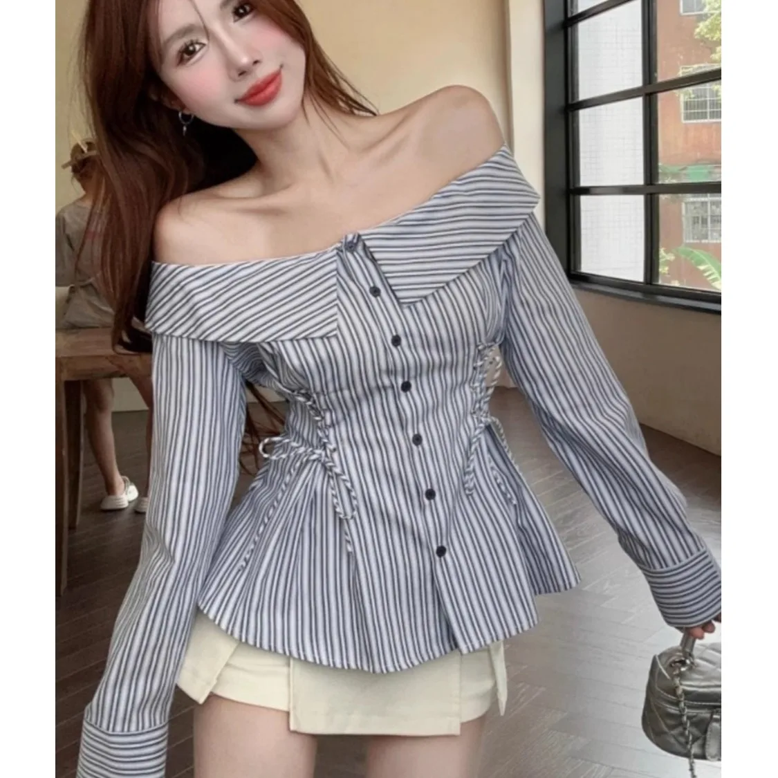 Damska niebieska koszula w paski, seksowna bluzka z odkrytymi ramionami, wiązana w talii, marszczona, z długim rękawem, w stylu Hotsweet Y2K, nowa bluzka na wiosnę i lato.