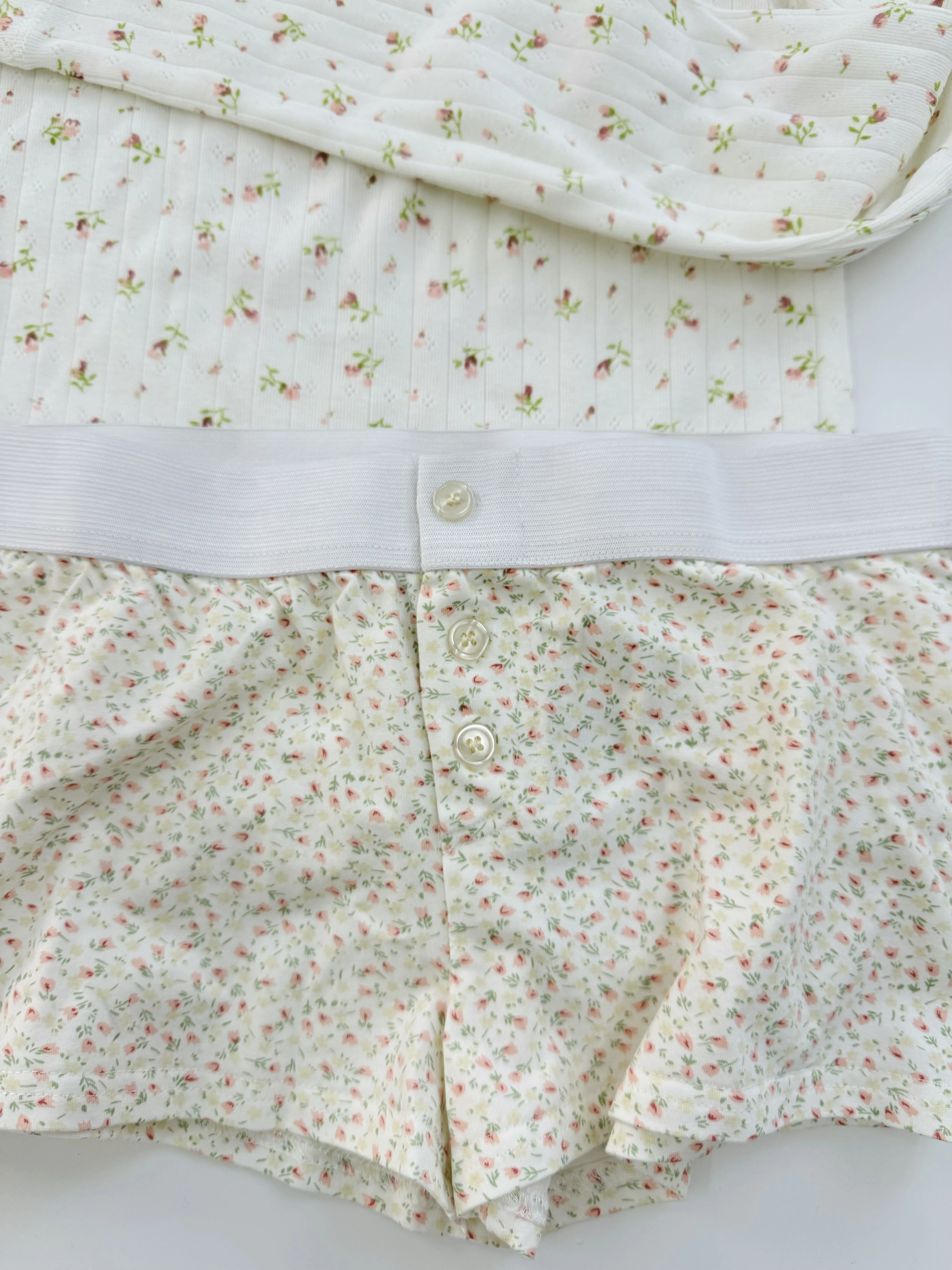 Kaus Lengan Panjang Potongan Renda Lubang Set Celana Pendek Piyama Rumah Lucu Katun Wanita Set 2 Potong Kaus Ramping + Sweatshort Lurus Elastis