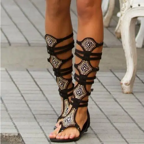 Летние женские черные замшевые цветные сандалии-гладиаторы со стразами и полым носком на плоской подошве до колена, римские сапоги с вырезами