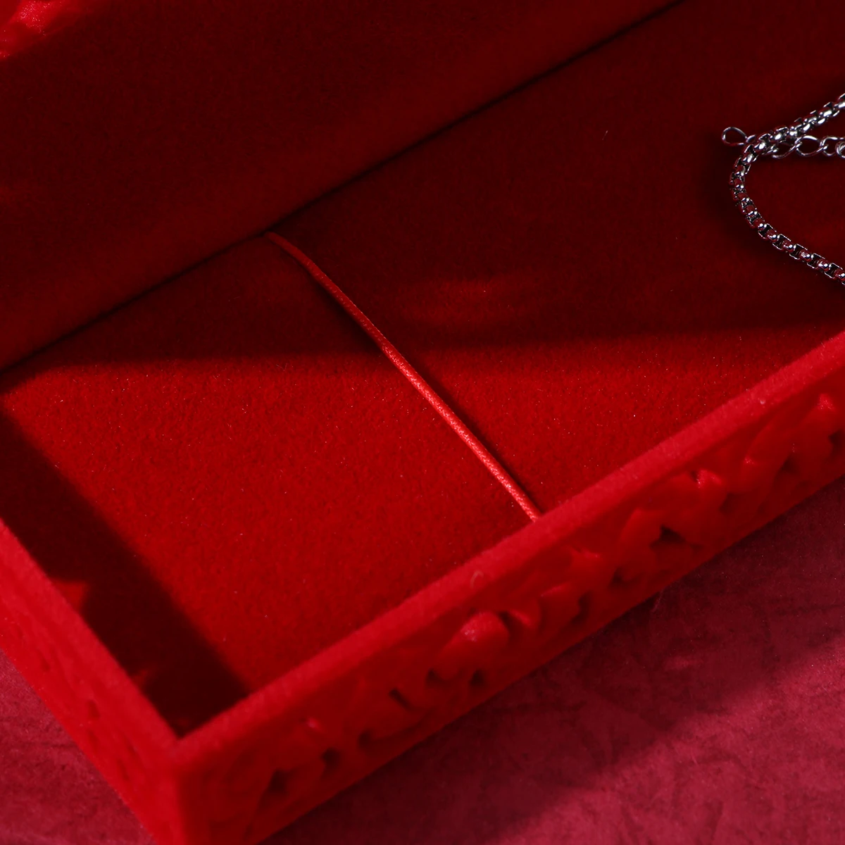 

Стильная полая шкатулка для драгоценностей Красная коробка для принадлежностей Упаковочный футляр Контейнер для ювелирных изделий (полая красная коробка с длинной цепочкой)