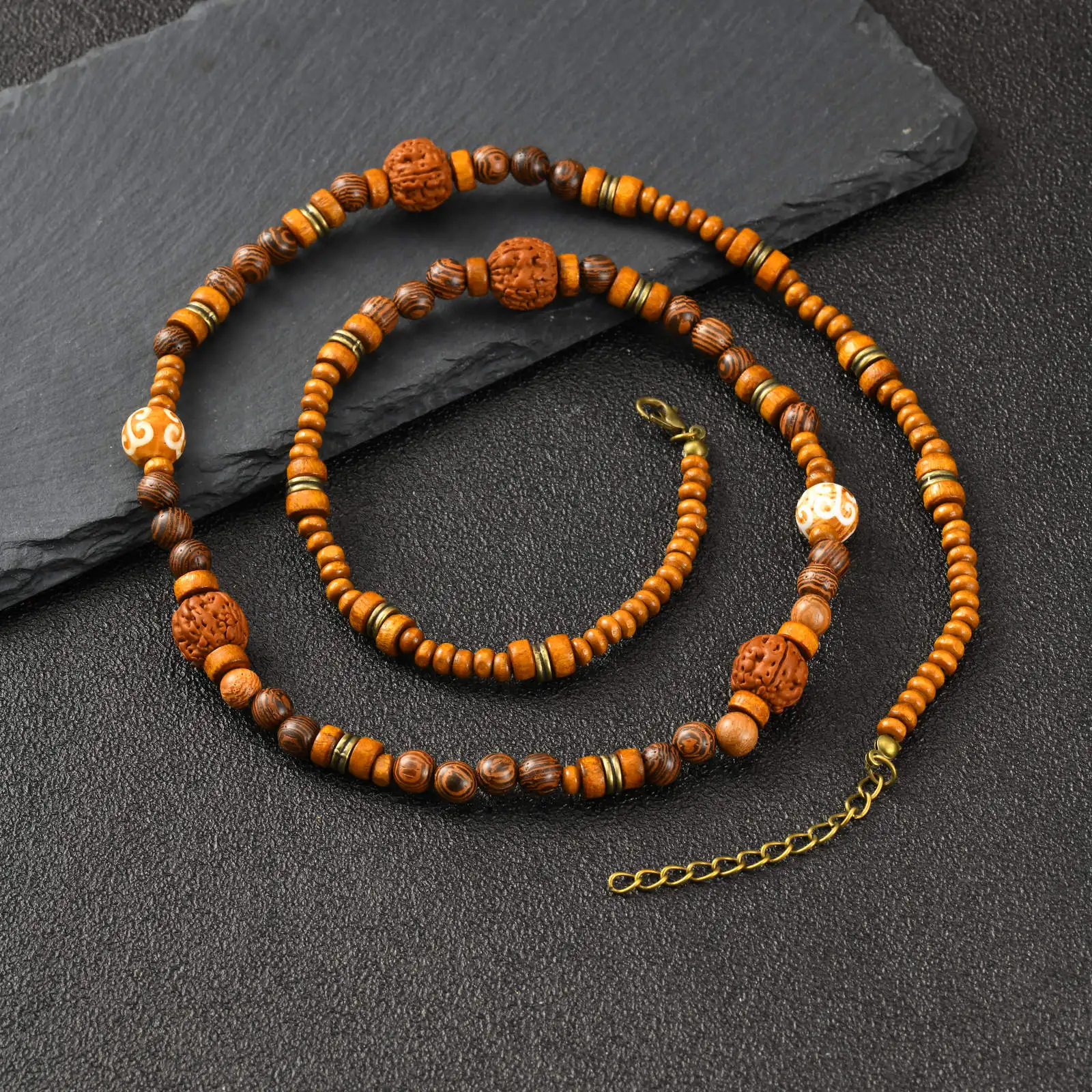 Lange Halskette mit Holzperlen für Herren, Vintage Ethnische Mehrlagige Lange Kette, Sommerlicher Bohemian-Schmuck als Geschenk – Detail 4