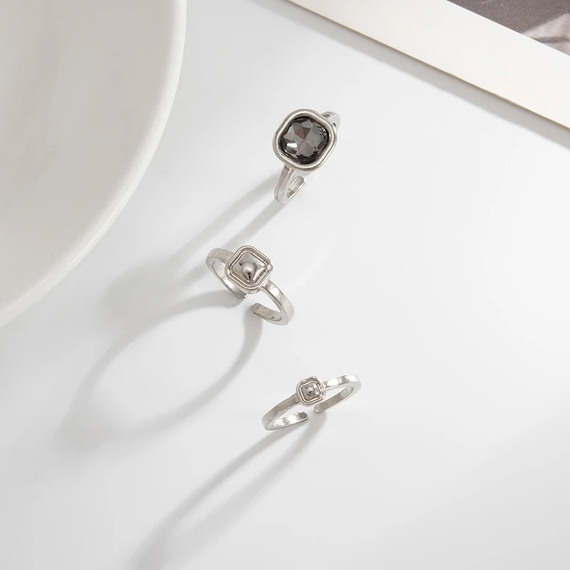 جديد رمادي كريستال هندسية خاتم المرأة الحد الأدنى تصميم فضي اللون ساحة خواتم الاصبع غير المتكافئة الزركون ارتداء اليومي مجوهرات