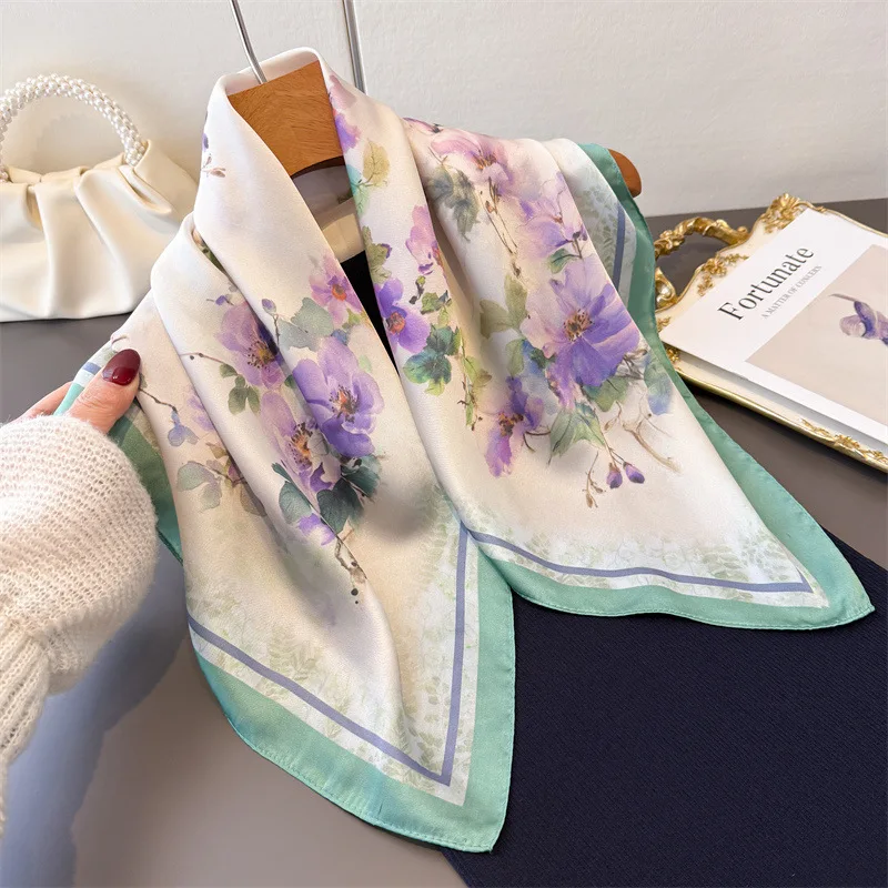 

Новый атласный шарф 2026 года для женщин: квадратный платок-бандана 70*70 см с модным принтом, можно использовать как повязку для волос или головной убор