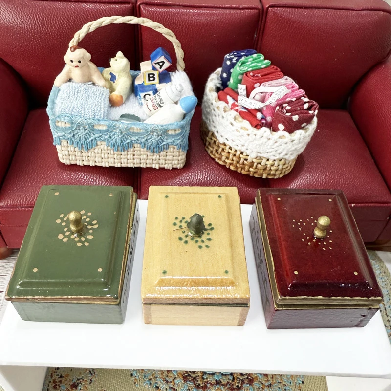 صندوق خياطة عتيق بمقياس 1:12 لبيت الدمى مع غطاء، ملحق أثاث ديكور نموذج بيت الألعاب #2