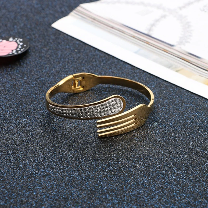 2025 Nueva pulsera brazaletes de acero inoxidable personalizados color dorado joyería original artística como tenedor