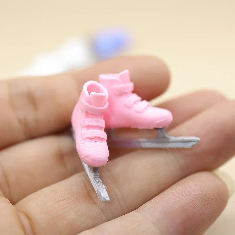 1set Mini Ice Skates Model Ice Blade Shoes Sports Miniature Ski Resort Scene Accessory Dollhouse Equipment Decoration Prop
