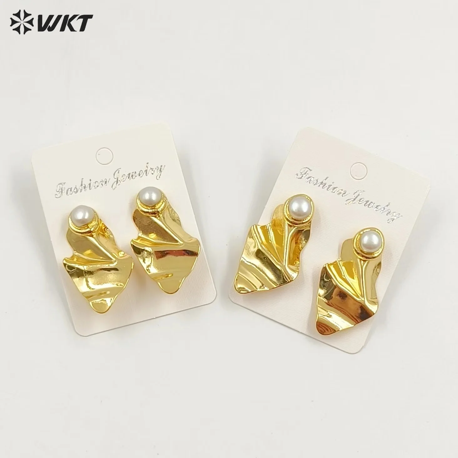 

WT-MPE127 Exquisite Unique Fold Shape With Natural Pearl Paved In 18k Gold Plated Earring For Women Simple Jewelry
