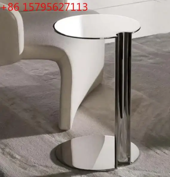 

Маленький круглый столик из нержавеющей стали в минималистском стиле с серебряным краем дивана