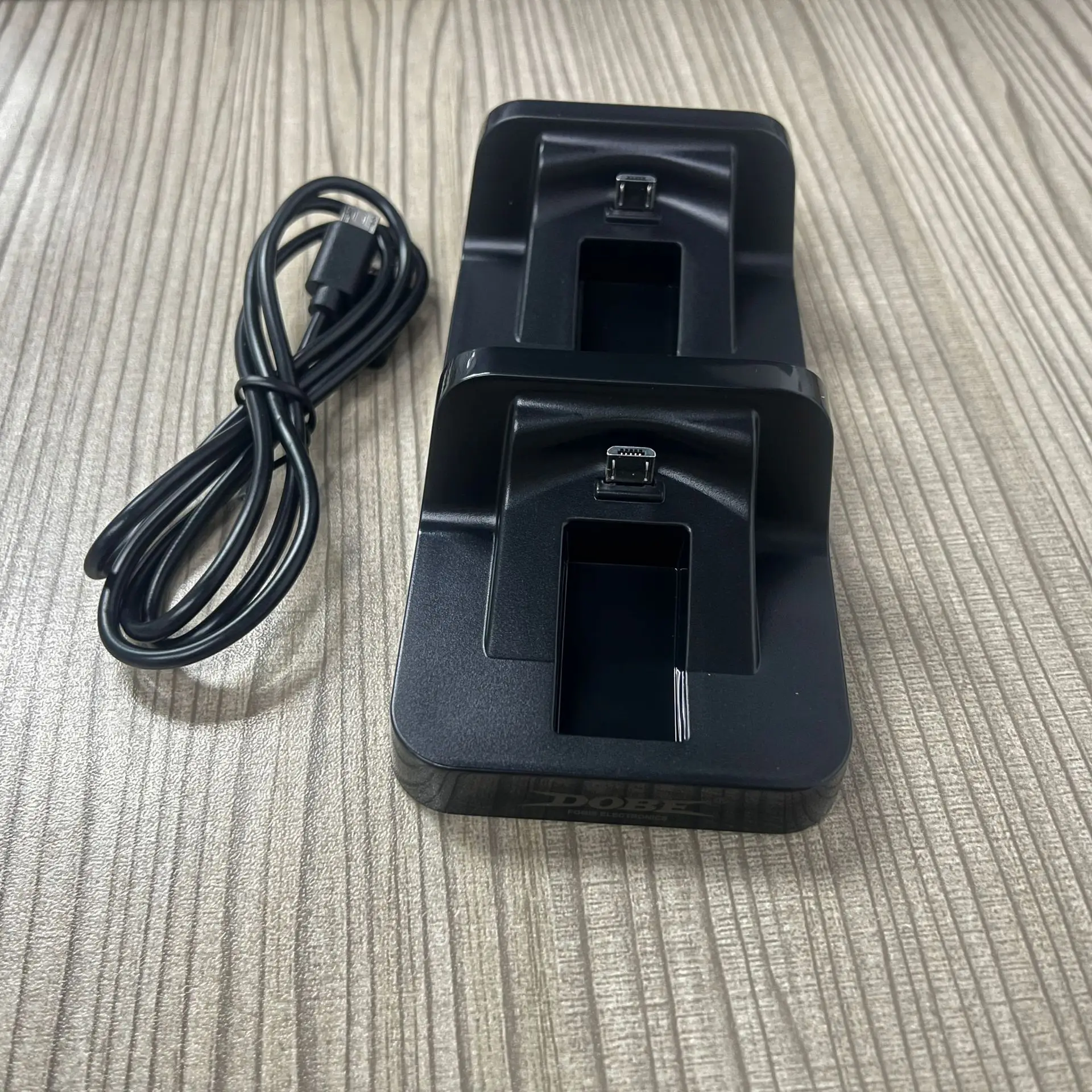 قاعدة شحن مزدوجة لوحدة التحكم مع كابل شحن USB متوافق/بديل لشاحن PlayStation 4/PS4 Slim/PS4 Pro