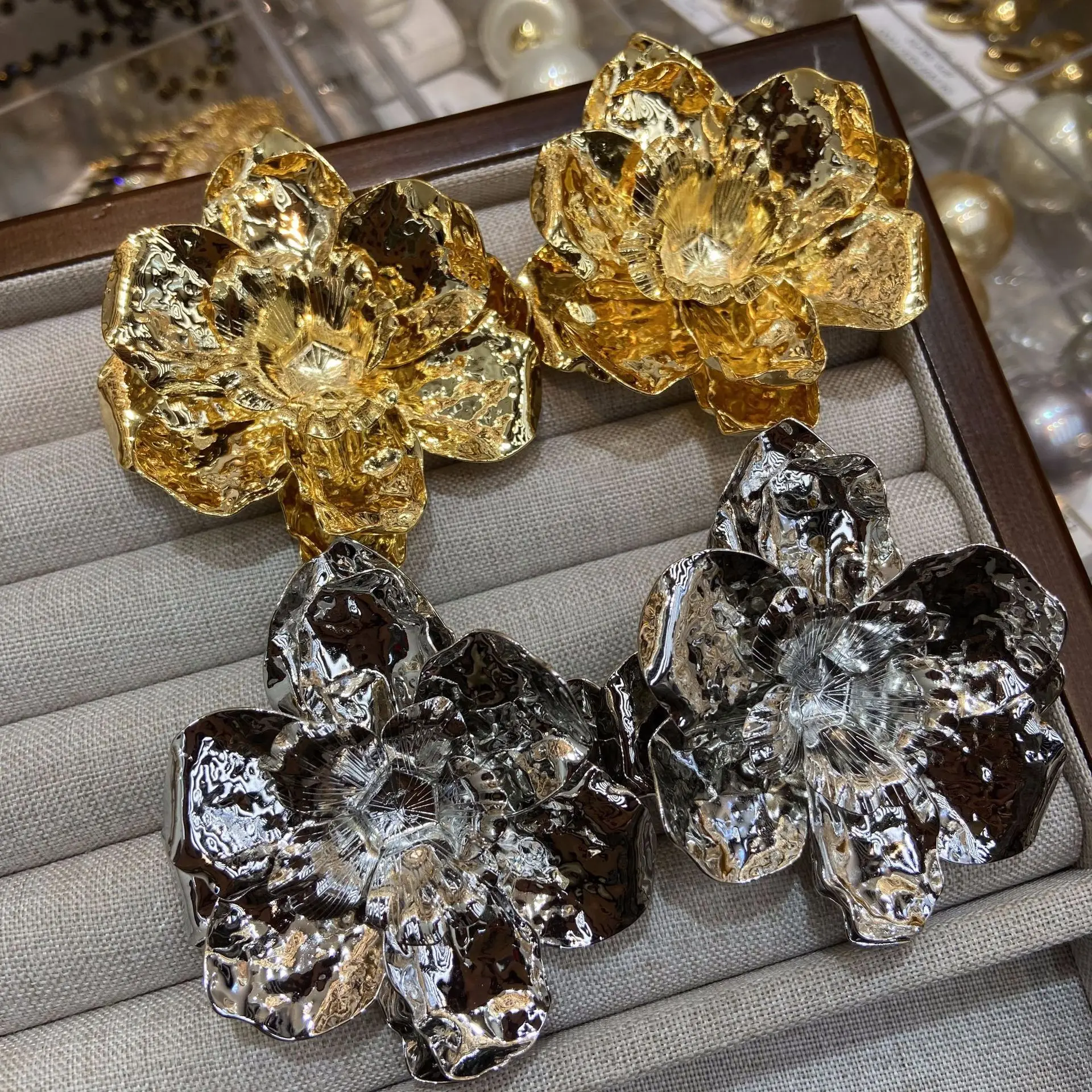 Sculptural Wrinkled Metal Large Flower Stud Earrings 3D Floral Chunky Statement Stud Earrings Women Jewelry Silver Gold Color