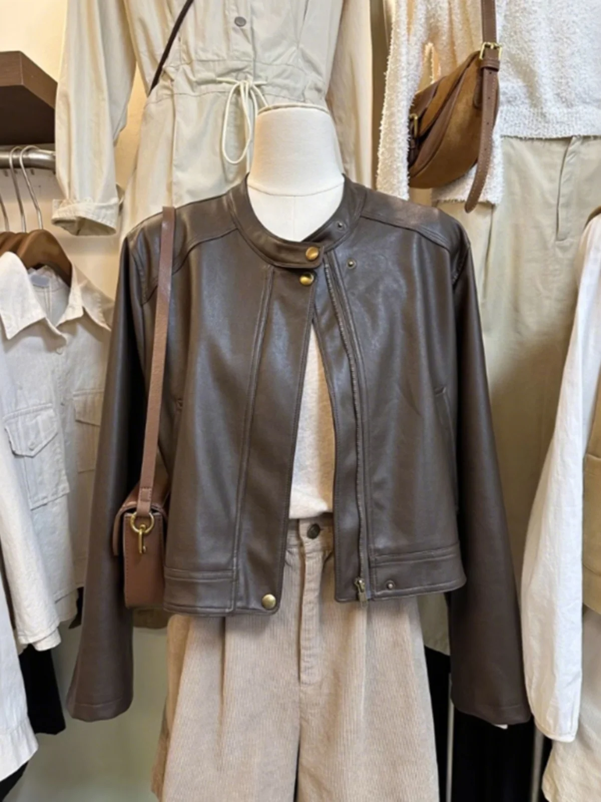 

Карамельная кожаная куртка женская зимняя 2025: Новая высококачественная американская ретро-куртка-косуха свободного кроя с карманами