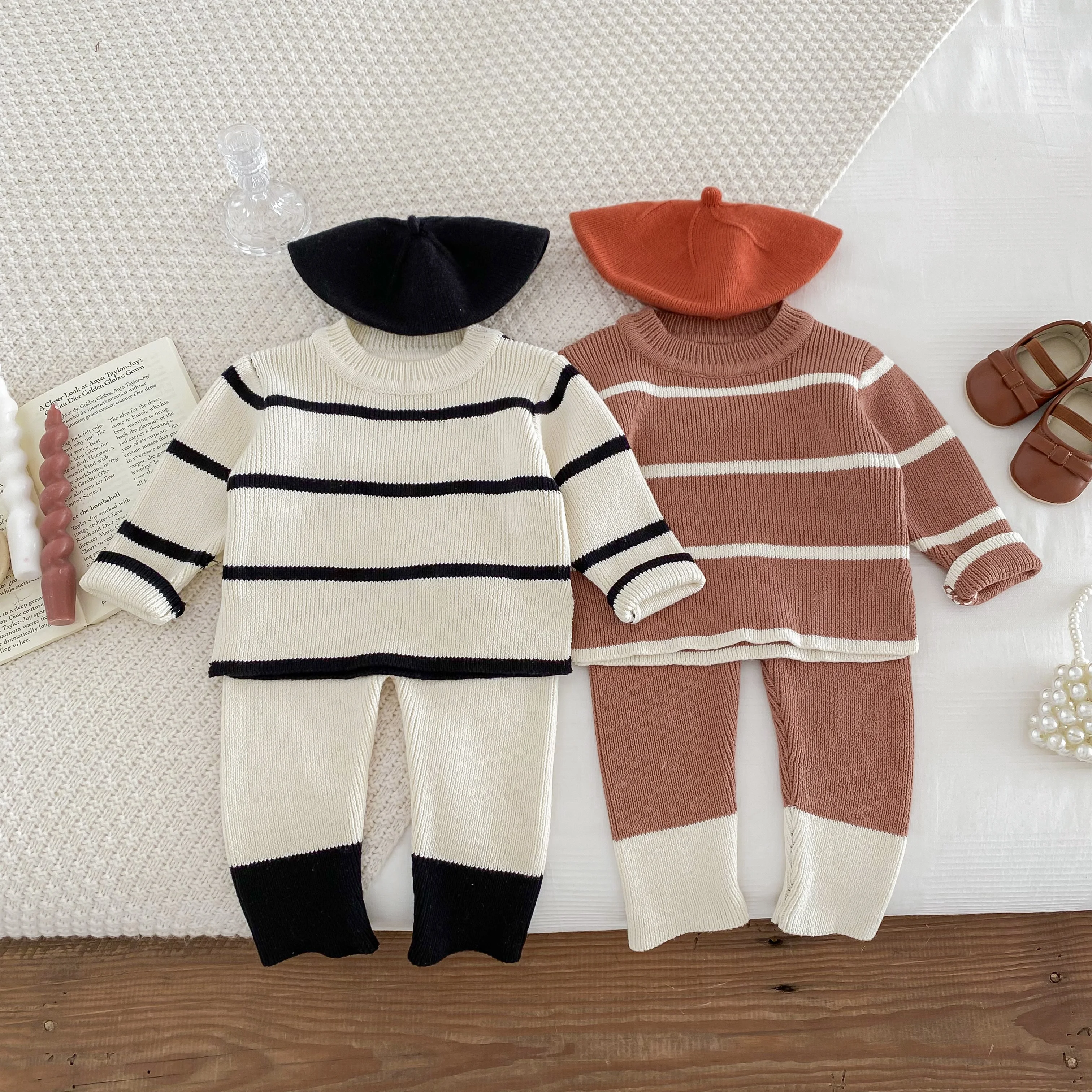 Herbstliches Strickpullover-Set für Babys, Jungen und Mädchen, lockeres, gestreiftes Oberteil mit modischen Hosen mit Patchwork-Muster. – Detail 3