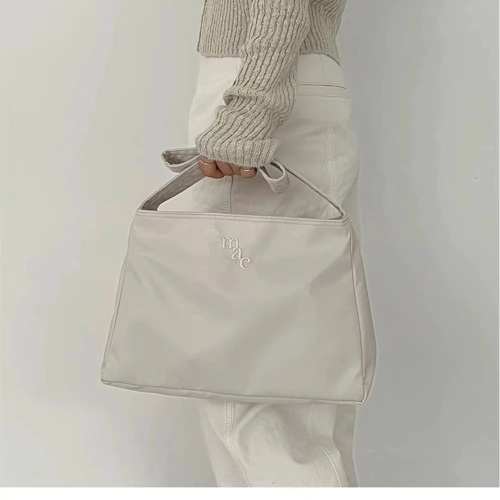 South Korea\'s niche mucu and ebony underarm commuter bag Comfy is a versatile zip-up shoulder bag