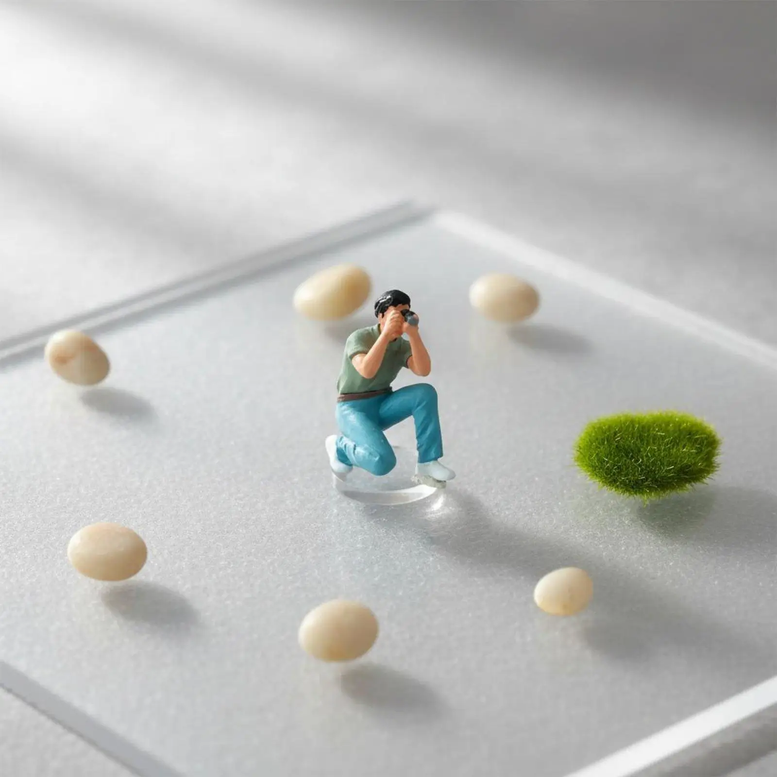 Realistic Photography Prop Figure 1/64 Scale Resin Miniature for Car Diorama Scene Decoration
