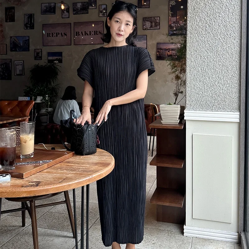 Elegant Minimalist Short Sleeve Pleated Draped Loose Straight Cut Slimming Dress City Walk Suitable All Seasons H-Shape