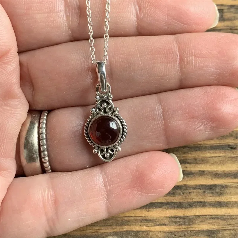 Kadınlar için Vintage Bohemian Garnet kolye kolye yaratıcı muhteşem oyma kırmızı kişiselleştirilmiş kolye takı aksesuarları