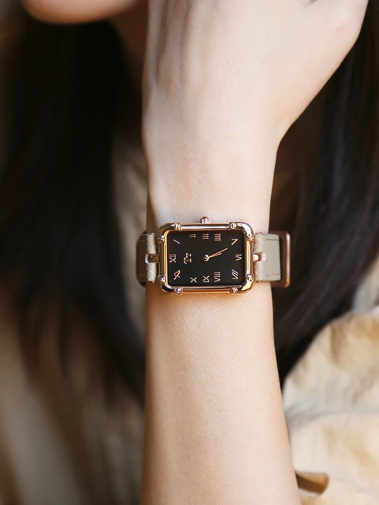 ساعة يد نسائية أنيقة، تصميم مربع، طراز جديد 2026، طراز قديم فاخر، حزام جلدي، ساعة كوارتز للنساء.